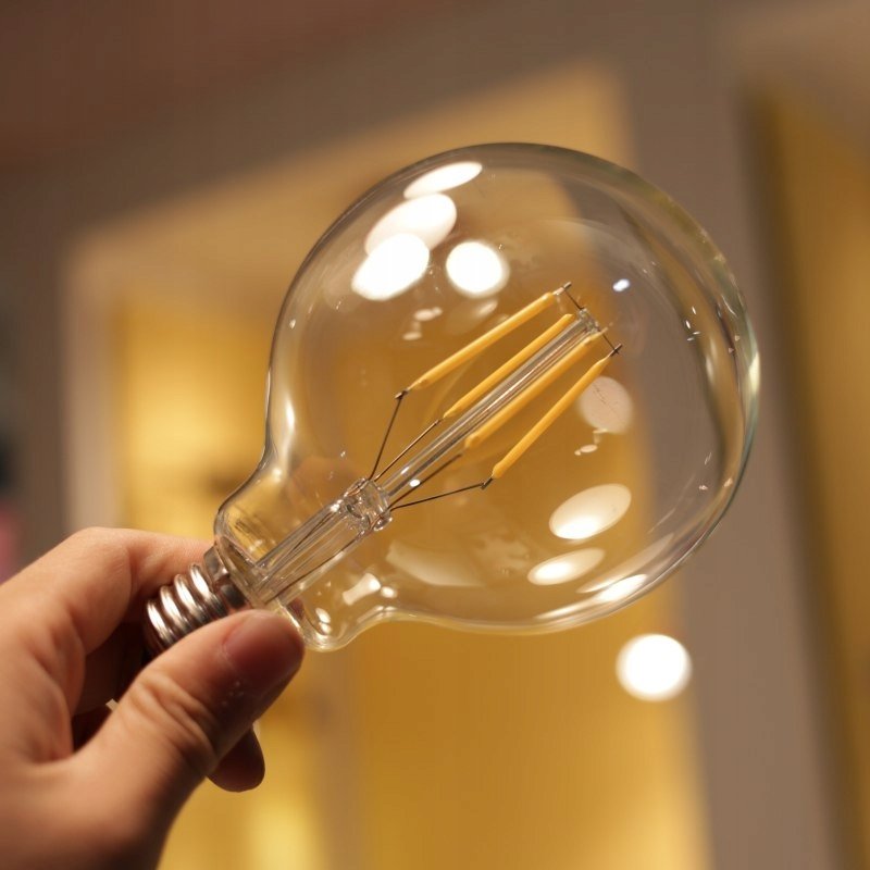 Żarówka E27 LED FILAMENT 8W barwa CIEPŁA G125 bańka przeźroczysta